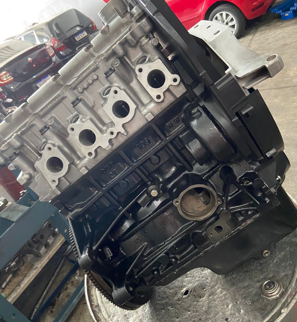 Motor sendo trabalhado na oficina da GLK Retífica de Motores