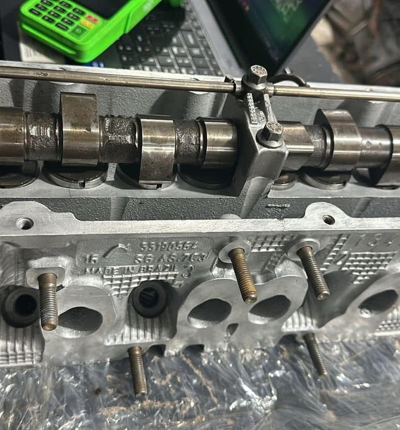 Detalhe de componentes cromados de motor de alta performance