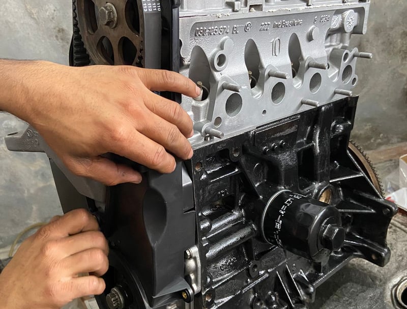 Motor de carro aberto com tubos e mangueiras em detalhe durante manutenção